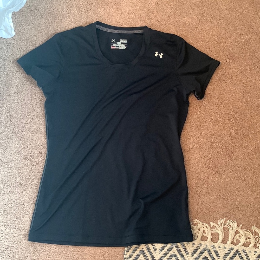 Women’s under armour heat gear medium shirt